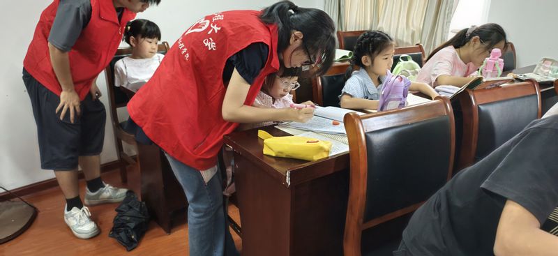 【暑期“三下乡”】从课桌到心间：化环学院“青芽护航”团队扎根社区，点亮少...